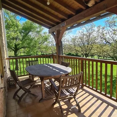 Sous Les Noyers Nyaraló Autoire