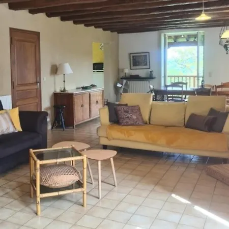 Sous Les Noyers Nyaraló Autoire