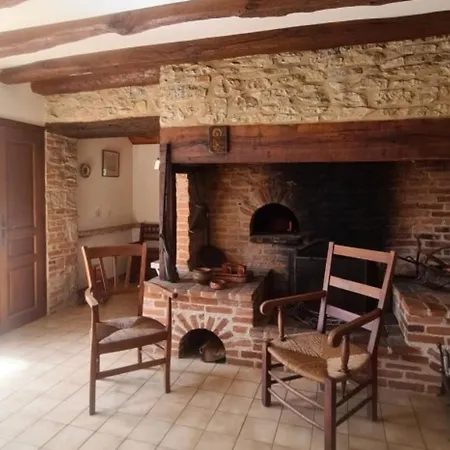 Sous Les Noyers Nyaraló Autoire